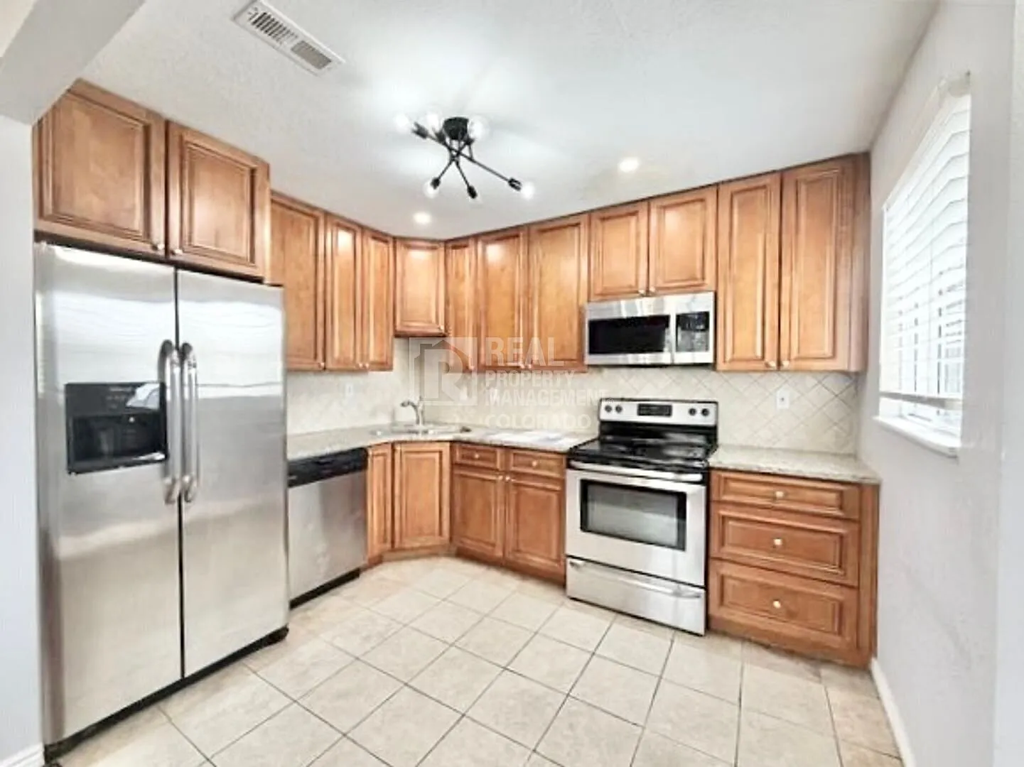 Charming 3-Bedroom Ranch Home in Hoffman Heights Updated Kitchen & Fenced Yard — Photo 4