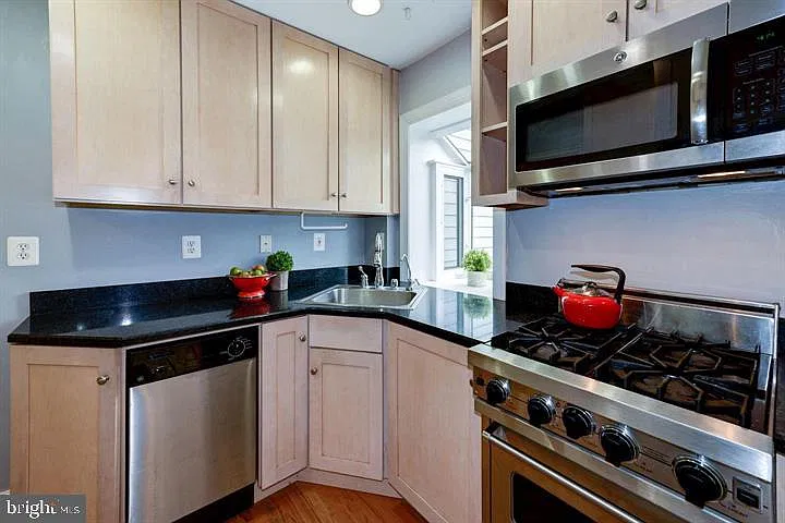 2 bed, 2.0 bath, 1100 sqft, $3,175 — Photo 3