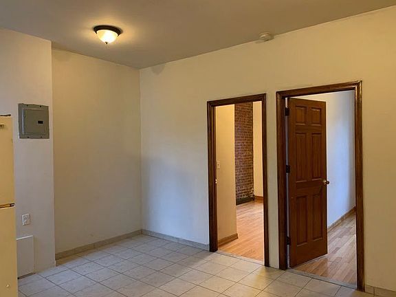 2nd image of 3058 Steinway St #1
