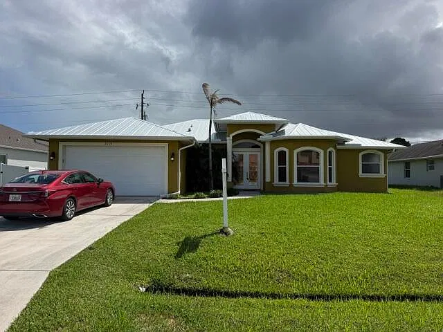 3 bed, 2.0 bath, 2120 sqft, $2,880 — Photo 2