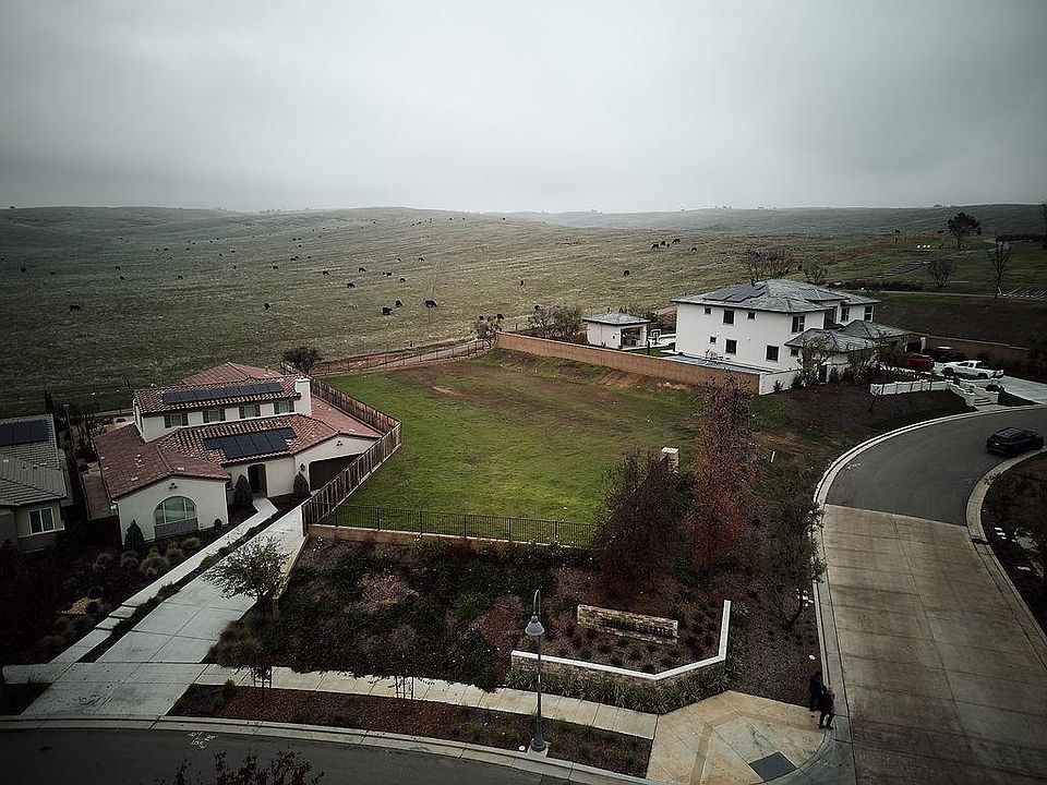 2nd image of 879 Terrace Pl