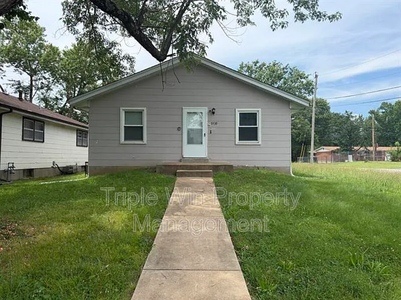 3 bed, 1.0 bath, $1,420 — Photo 1