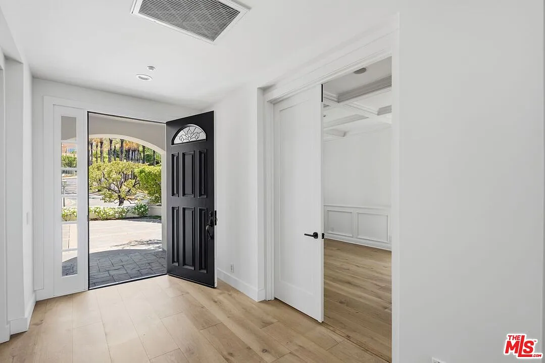 5 bed, 4.5 bath, 4619 sqft, $18,500 — Photo 4