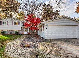 6651 Doyon Dr N, Waterford, MI 48327