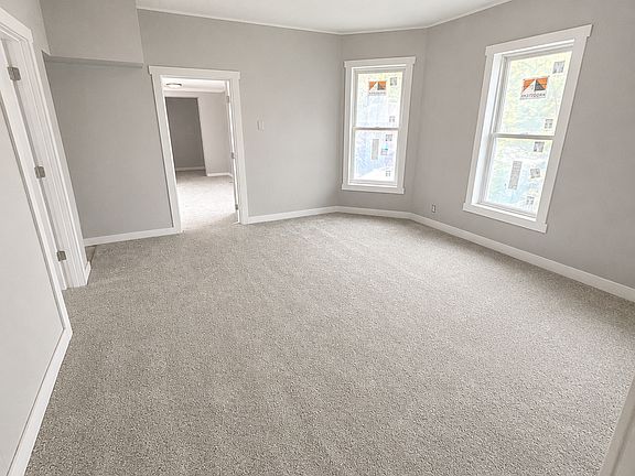 5th image of 420 Oak St