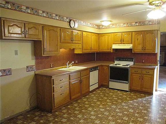 5th image of 110 Derome Dr