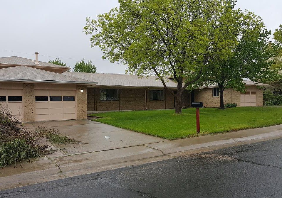 Right side, 1 car garage is for rent