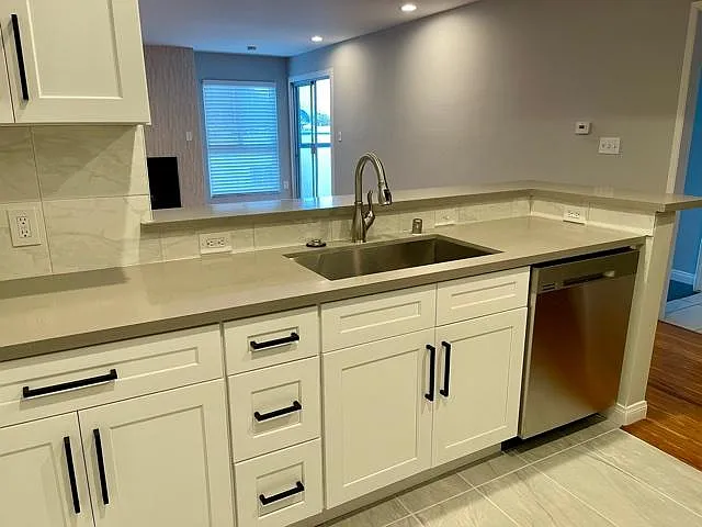 7556 Hampton Ave — Photo 2