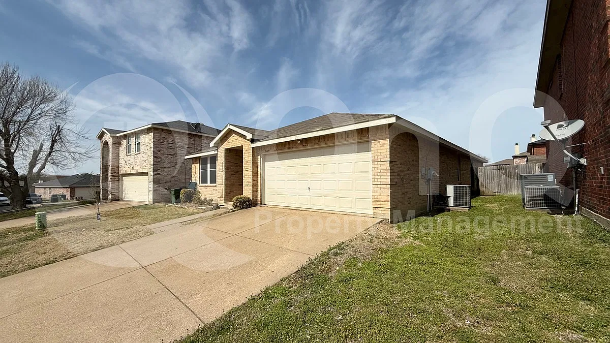 4 bed, 2.0 bath, 2105 sqft, $2,449 — Photo 2