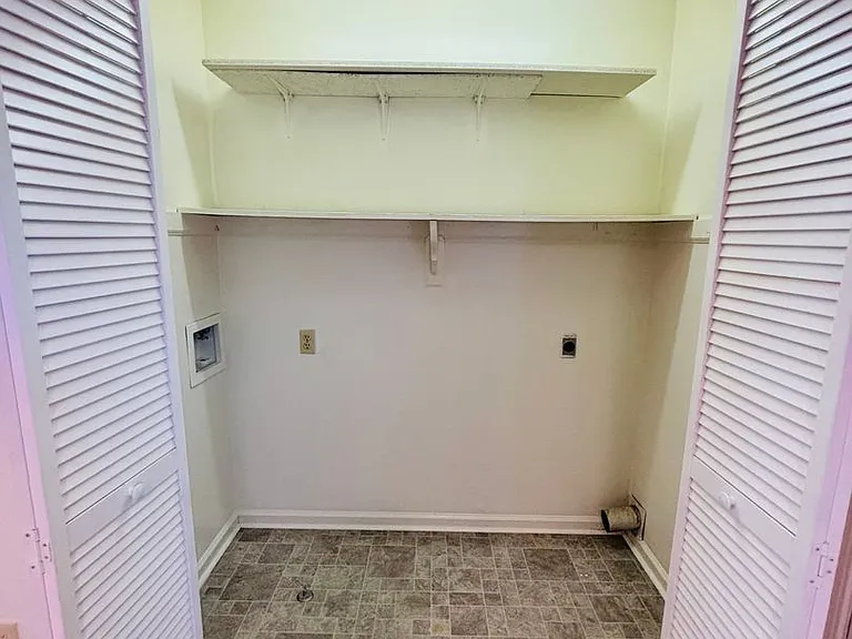 2 Bedroom, 1 Bath Apartment — Photo 12