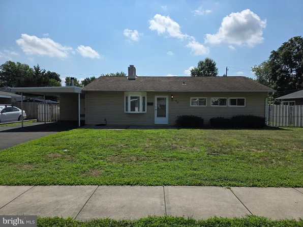 32 Young Birch Rd, Levittown, PA 19057