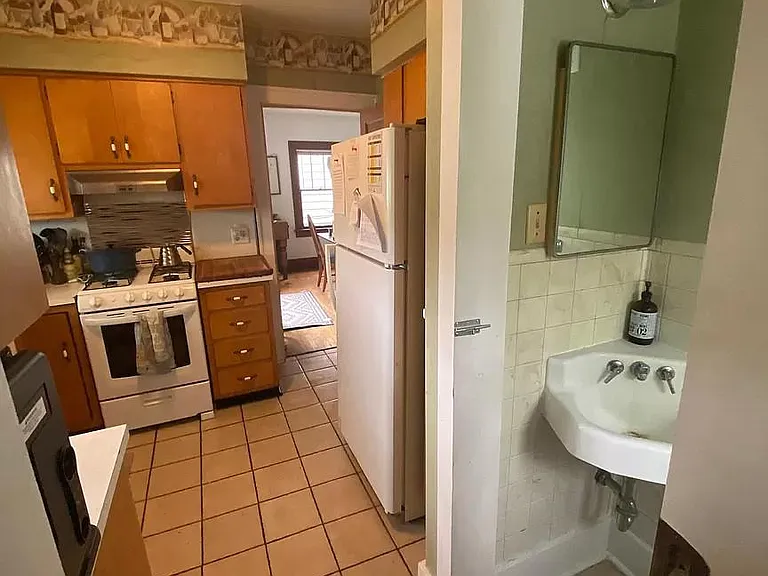 209 E Lutz Ave — Photo 5