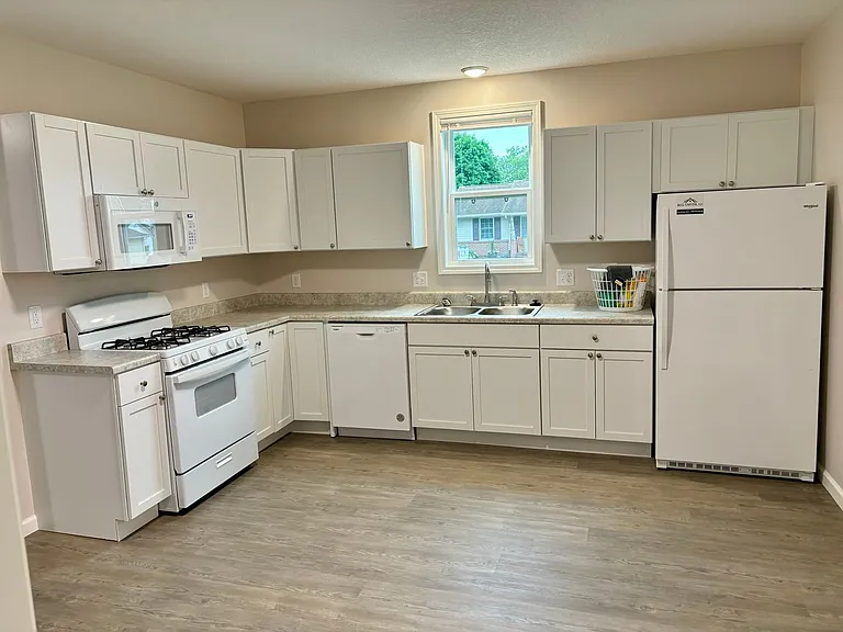 925 W Market St — Photo 3