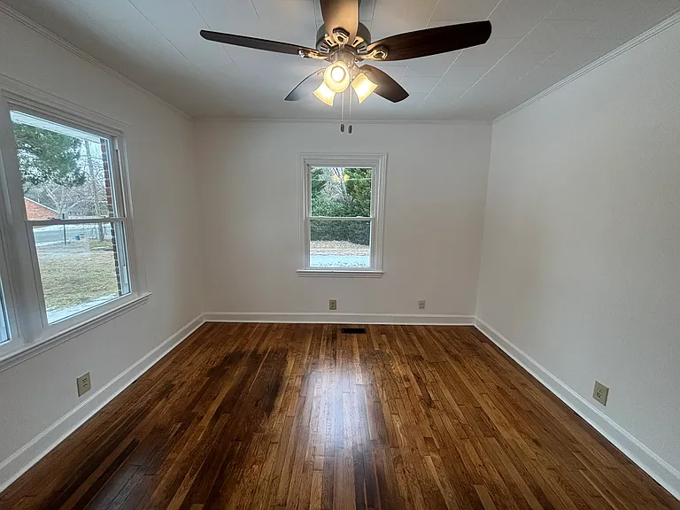 512 E Parker St — Photo 14