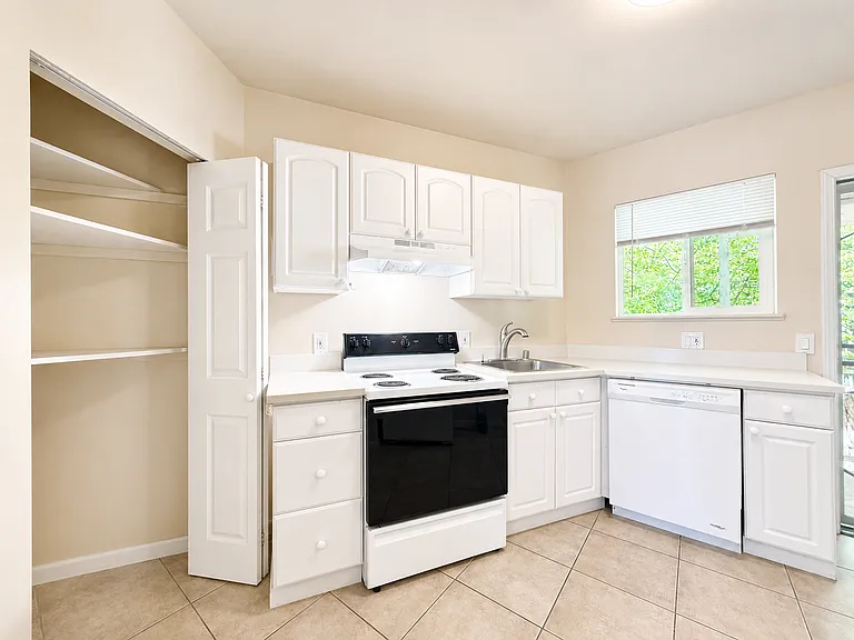 Davis Place Apartments — Photo 12
