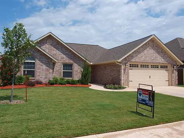 3706 NE Fieldcrest Dr — Photo 1