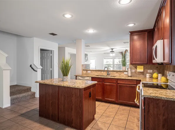 9100 Goldenview Dr, Fort Worth, TX 76244