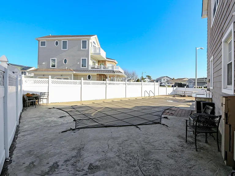 29 Ocean Dr W — Photo 32