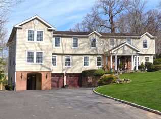 439 Wolf Hill Rd, Dix Hills, NY 11746