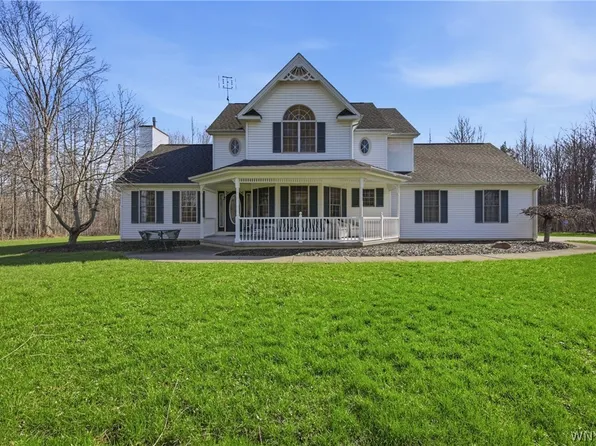 2665 Lakeview Rd, Lake View, NY 14085