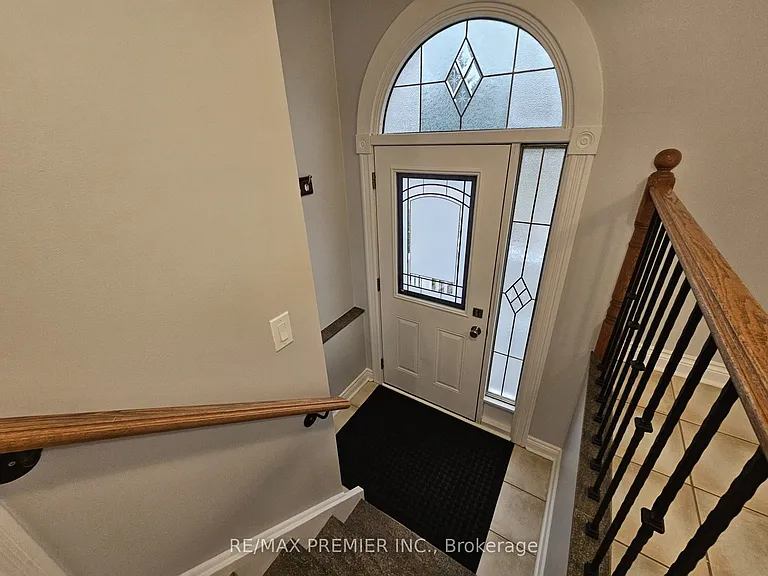 99 Albany Dr #MAIN FLOOR — Photo 2