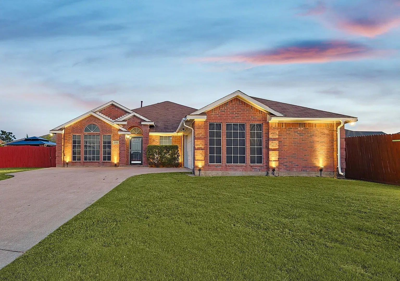 5BR Getaway in DeSoto with Pool & Cinema — Photo 2