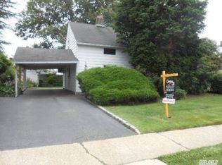 10 Grouse Ln, Levittown, NY 11756