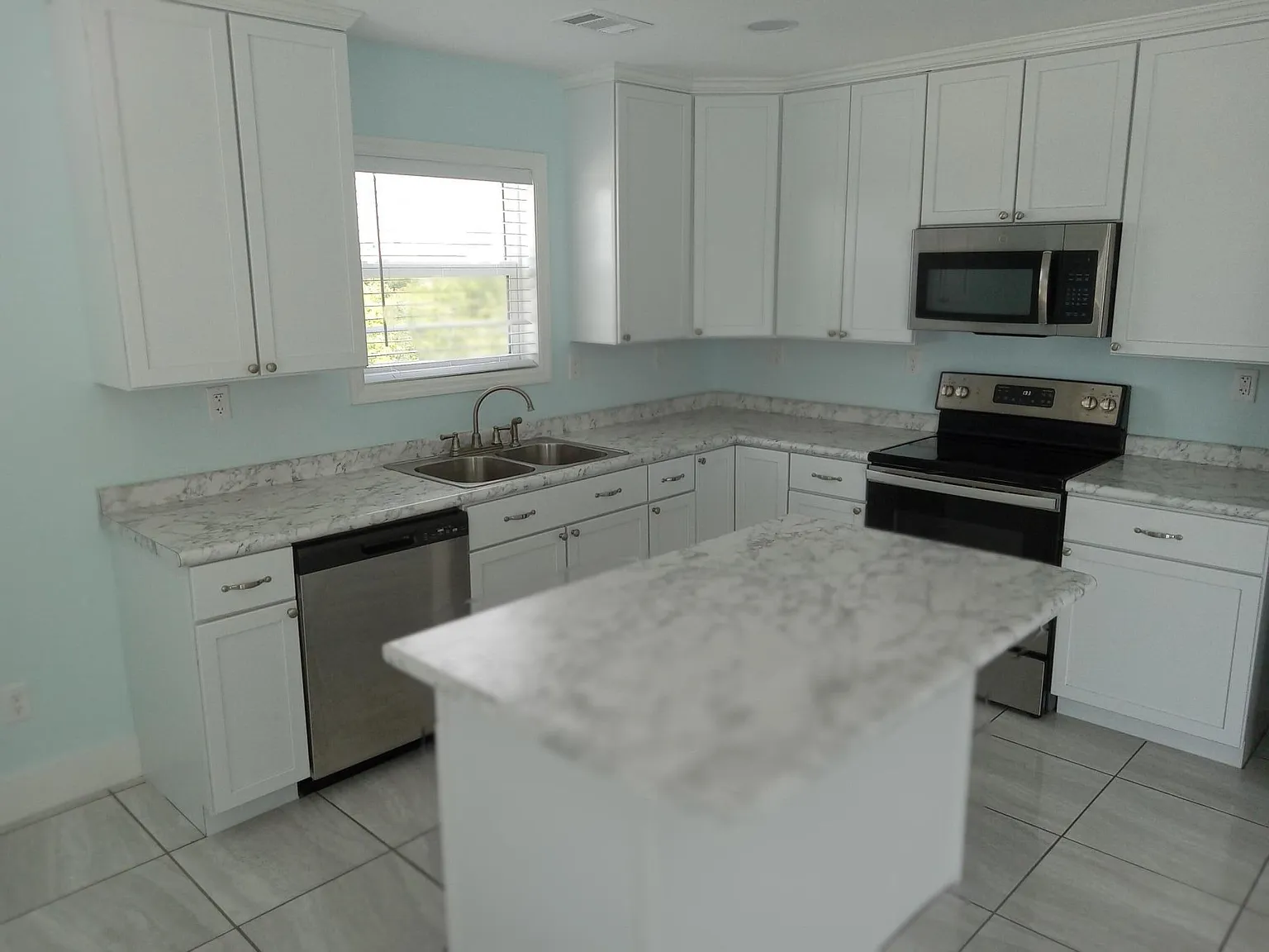 2 bed, 2.0 bath, 1118 sqft, $3,200 — Photo 3