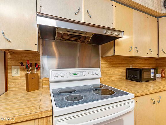 4th image of 620 W Main St