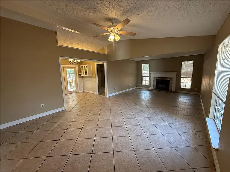 1510 Glen Burnie Dr — Photo 2