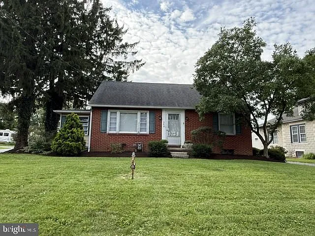3 bed, 1.0 bath, 1888 sqft, $1,995 — Photo 1