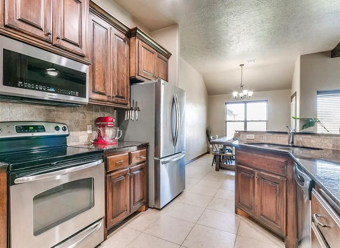 4 bed, 1930 sqft, $2,100 — Photo 3