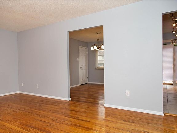 4th image of 2240 Glenoro Dr