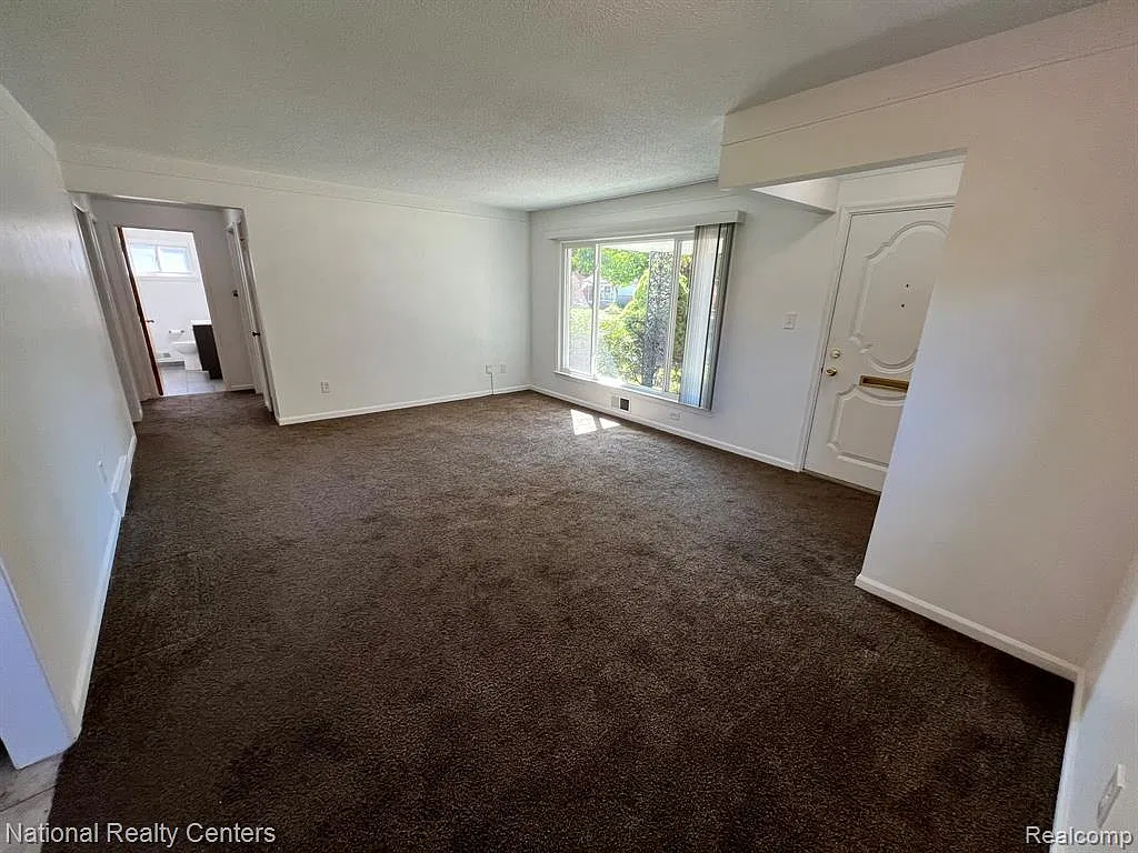 3 bed, 1.0 bath, 1026 sqft, $1,900 — Photo 3