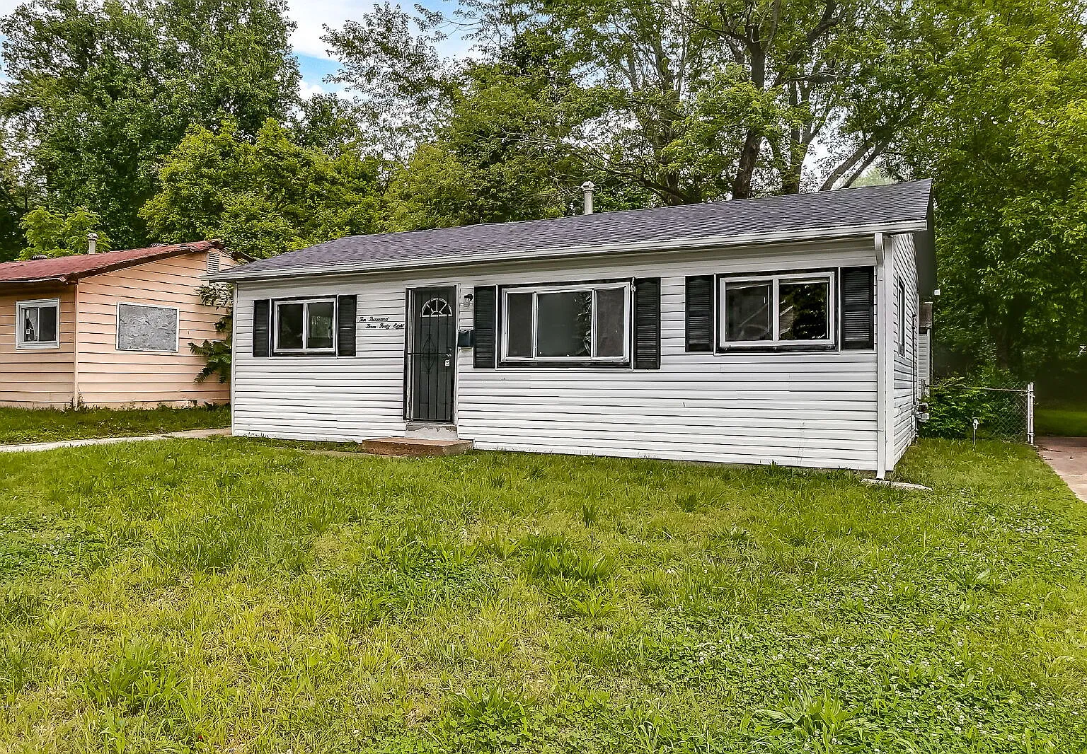 3 bed, 1.0 bath, 770 sqft, $1,250 — Photo 1