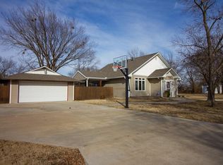 401 N Vine St, Caney, KS 67333
