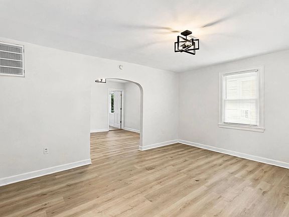 3rd image of 324 Bourbon St
