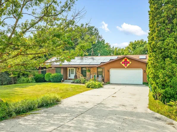 3222 N Silver Ridge Dr, Oregon, IL 61061