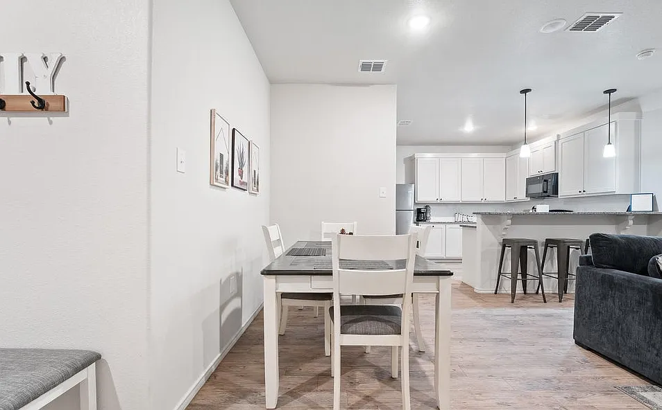 3 bed, 2.0 bath, 1278 sqft, $2,000 — Photo 4