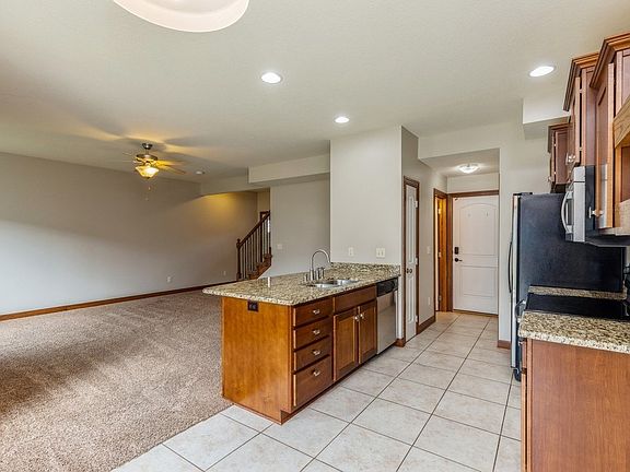 4th image of 819 SE Crossings Ln