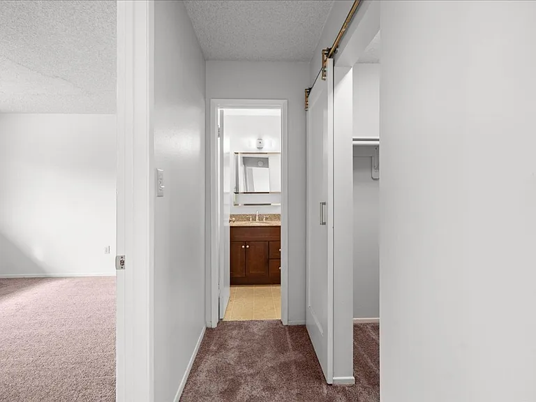 Tally Ho Apartments — Photo 8
