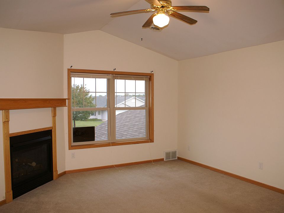 Living Room w/gas FP