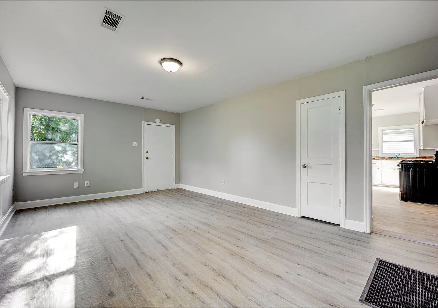 Freshly Updated 3 Bedroom House — Photo 3