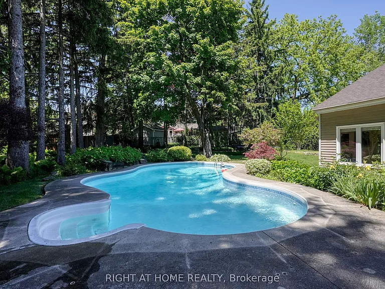 461 Lakeshore Rd W — Photo 36