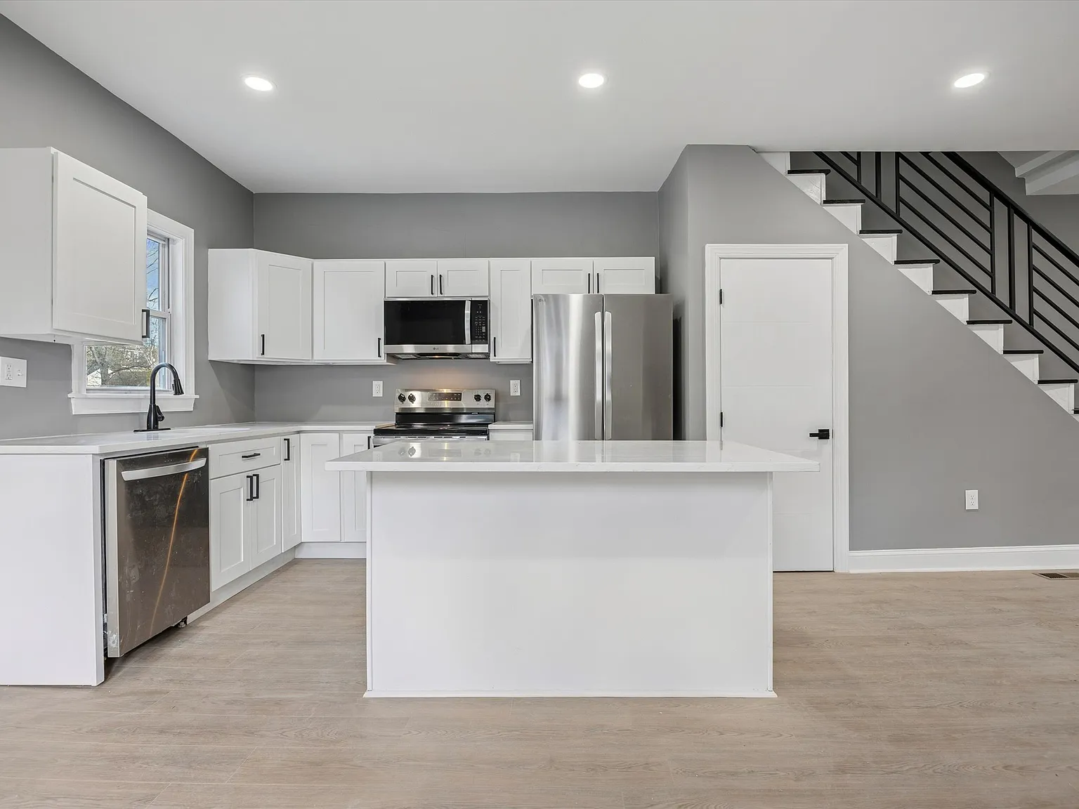 4 bed, 2.5 bath, 1406 sqft, $3,400 — Photo 4