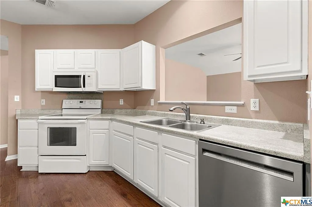 3 bed, 2.0 bath, 1810 sqft, $2,000 — Photo 4