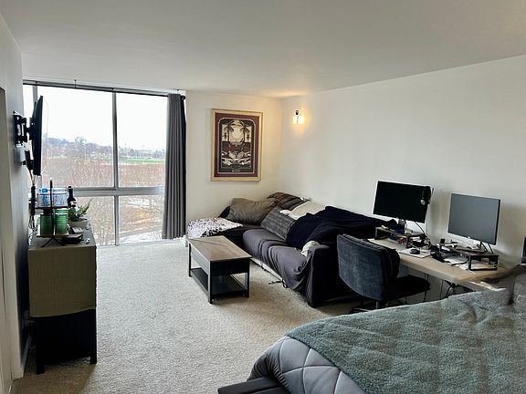 2nd image of 1555 N Dearborn Pkwy APT 8C