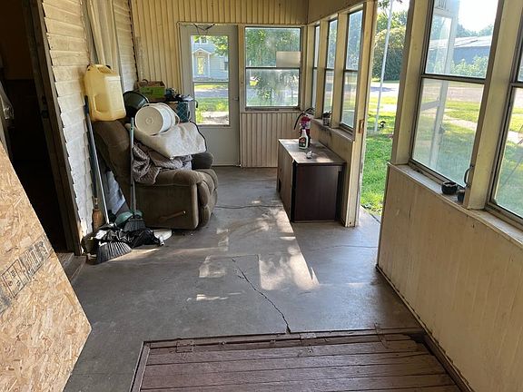 3rd image of 101 W Royal Ave