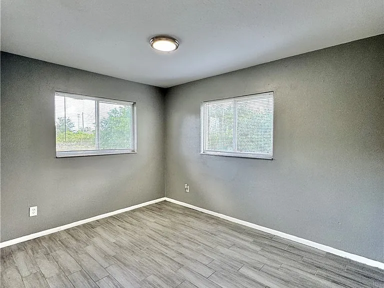 142 Harry Ave S — Photo 23
