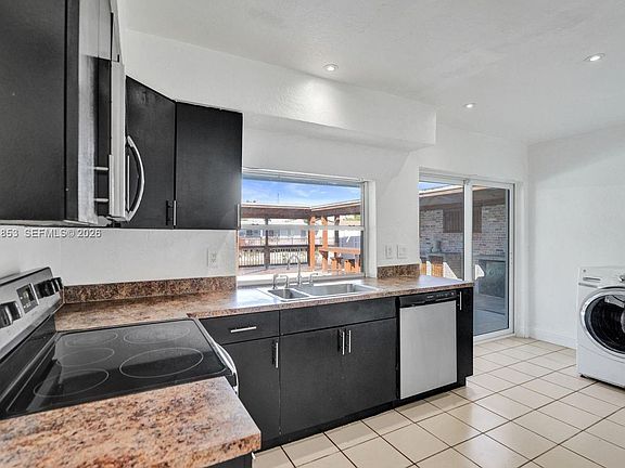 4th image of 6617 Dahlia Dr
